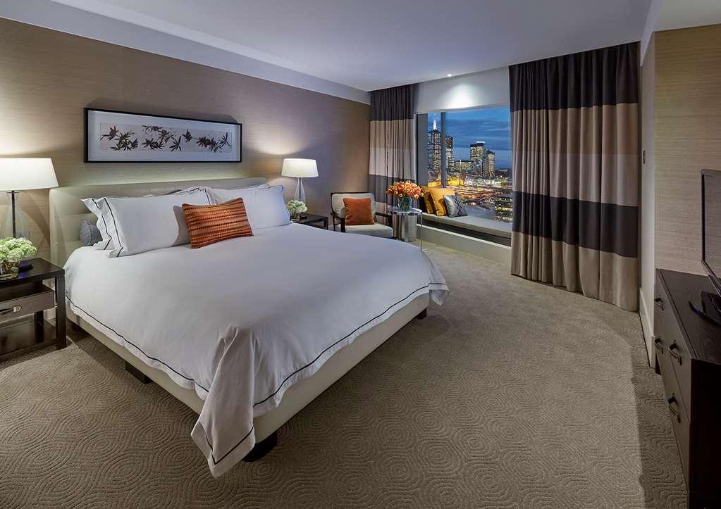 מלון Crown Towers מלבורן חדר תמונה A bedroom at the Four Seasons Hotel