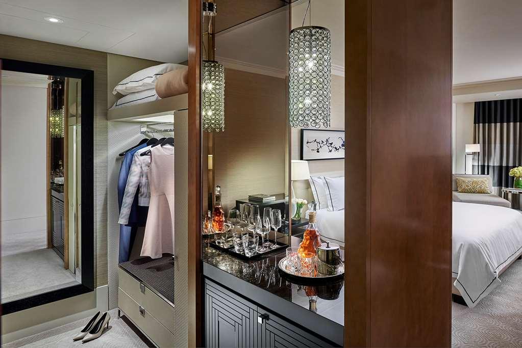 מלון Crown Towers מלבורן חדר תמונה A wet bar in a hotel room