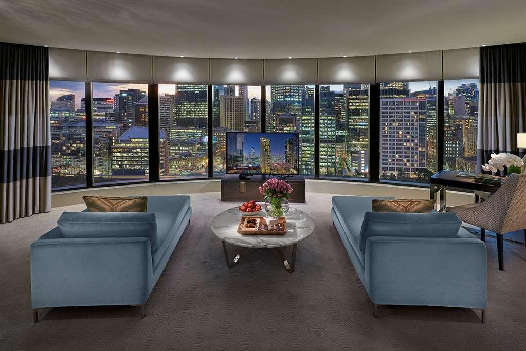 מלון Crown Towers מלבורן חדר תמונה The living room of a typical apartment