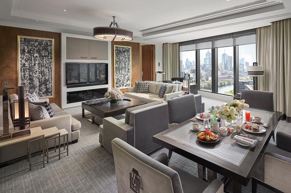 מלון Crown Towers מלבורן מראה חיצוני תמונה The living room of a suite at The Hari