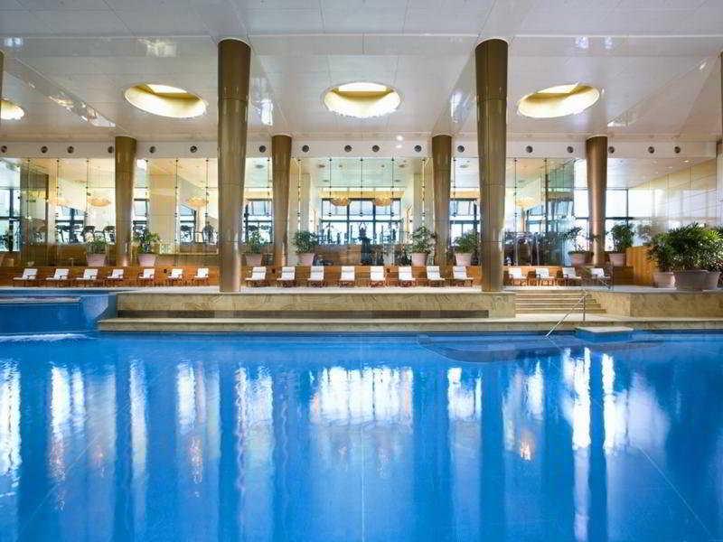 מלון Crown Towers מלבורן מראה חיצוני תמונה The pool at the InterContinental