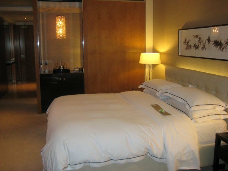 מלון Crown Towers מלבורן מראה חיצוני תמונה A bedroom at the Mandarin Oriental, Hong Kong