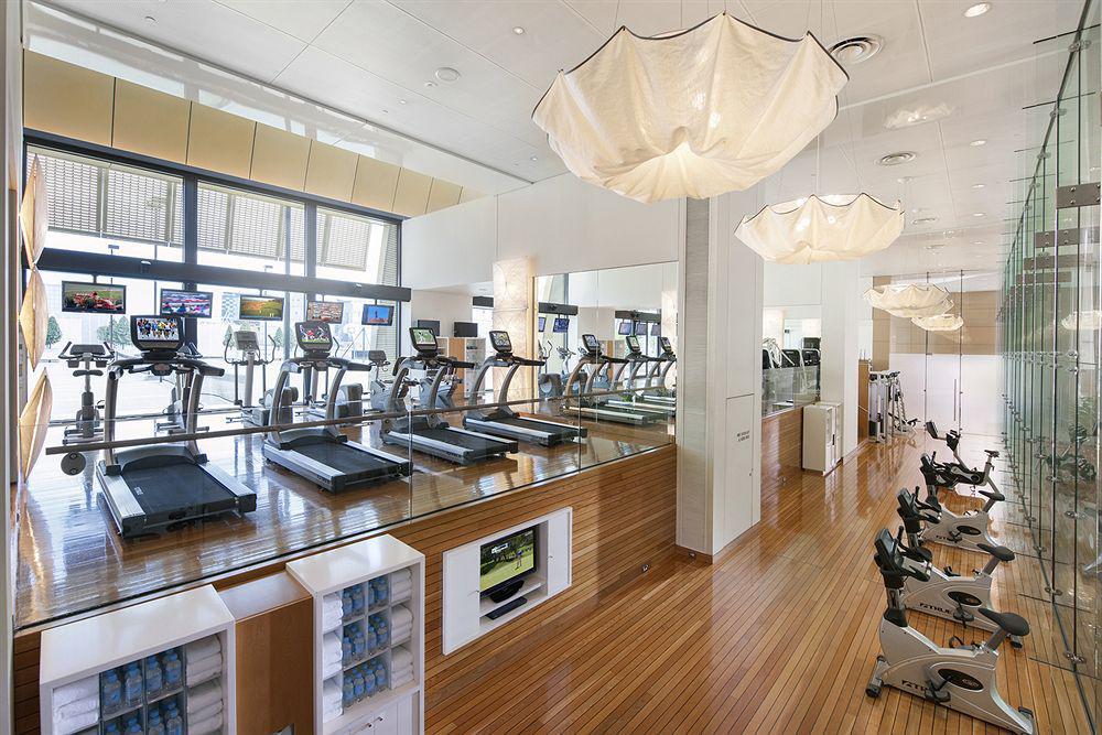 מלון Crown Towers מלבורן מראה חיצוני תמונה The gym at the Four Seasons Hotel, Hong Kong